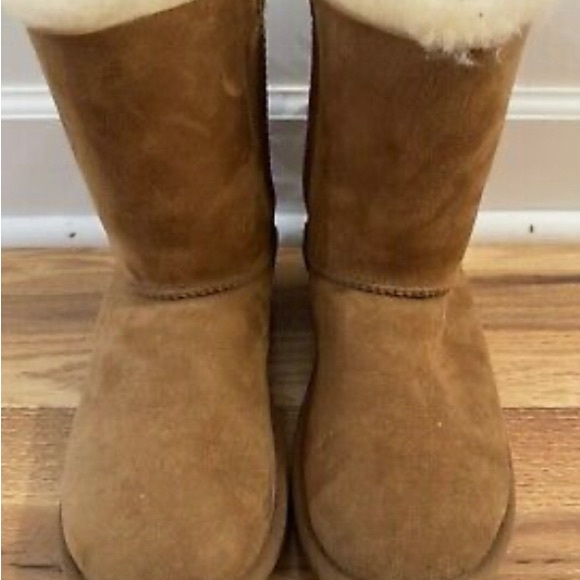 UGG - Boots Bailey Bow Chestnut Brown VELVET RIBBON Women’s - Picture 1 of 4